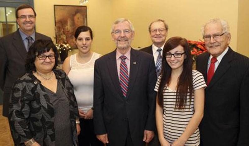 De gauche à droite : Louis Bilodeau, directeur général de la ville de Saint-Hyacinthe; Monique Gravel et Marie-Hélène Demers, respectivement directrice générale et présidente des Grands Frères et Grandes Soeurs de Saint-Hyacinthe, catégorie « Organisme »; Claude Bernier, maire de Saint-Hyacinthe; Gilles Sénéchal, catégorie « Bénévole »; Lauralie Bourdages, catégorie « Jeune Bénévole – Prix Claude-Masson »; et Gilles St-Amand, catégorie « Prix distinctif en culture ».