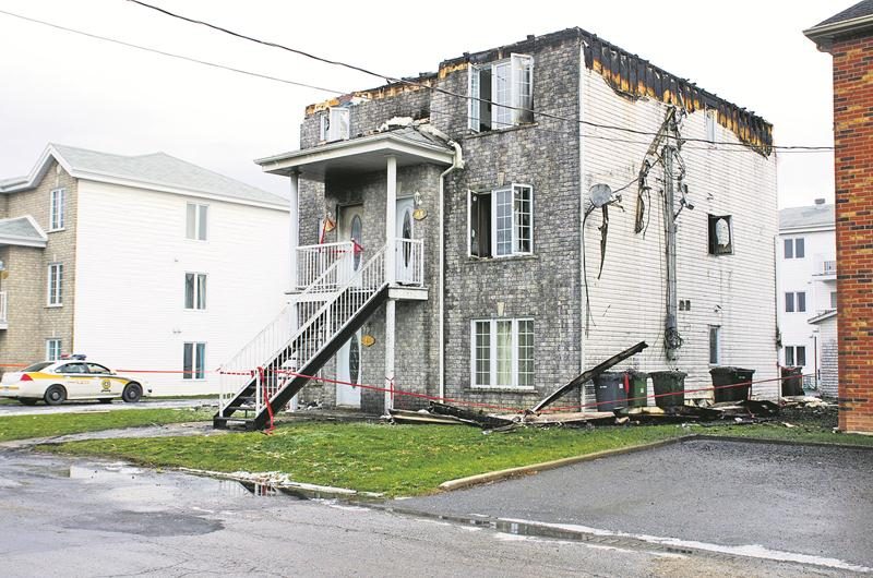 Trois familles se sont retrouvées à la rue à la suite de l’incendie suspect qui a ravagé cet immeuble à logements de l’avenue Jacques-Cartier, à Saint-Pie. Photo Courtoisie