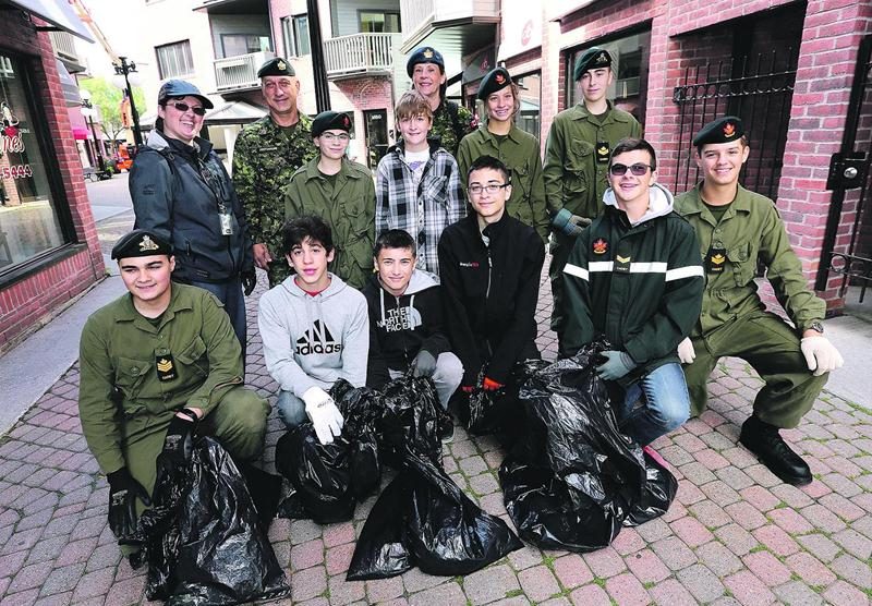 Les cadets du Corps de cadets No.1 Saint-Hyacinthe ont nettoyé un secteur du centre-ville de Saint-Hyacinthe dans le cadre de l’activité « Les cadets dans la communauté », le dimanche 20 septembre. Photo Robert Gosselin | Le Courrier ©
