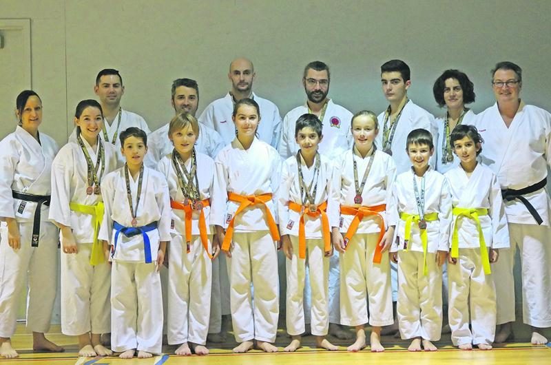 À l’avant :  Marie-Ange Gariepy, Ulysse Desmarais, Simon Dionne, Vélina Ouellet, Joey Hurtibise, Laurimai Lafond, Antoine Mathieu, Andy Lebouthillier-Albert. À l’arrière : Lucie Hébert, instructrice, Gabriel Desmarais, Étienne Desmarais, Simon Roy, Christian St-Pierre, Marc-Antoine ­Dubuc, Christelle Danjou, Ricardo Ferro, instructeur en chef.