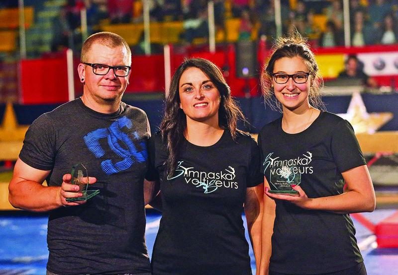 Deux récipiendaires durant le gala, Sébastien Petit (bénévole de l’année et Marie-Ly Paullhus-Cordeau (entraîneur de l’année), entourent la directrice générale du club, Nancy Houle. Photos Robert Gosselin | Le Courrier ©