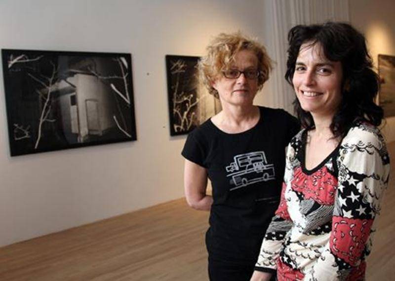 La commissaire Nicole Gingras et l'artiste Emmanuelle Léonard présentent l'exposition <em>Juste une image</em>.