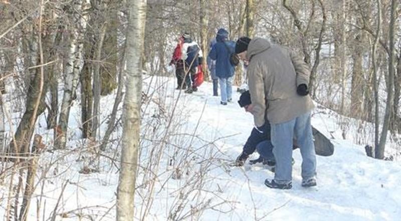 C’est l’hiver. Sur la neige, la vie laisse des traces… L’an dernier, nous avons reconnu le passage du rat musqué, de la souris sylvestre, de l’écureuil gris, mais il y en a plus… plus difficiles à remarquer et à identifier. En groupe, nous multiplions nos chances de voir ces marques du passage de certaines espèces. Le prochain dimanche-découverte se tiendra le 19 janvier. Point de rencontre : au stationnement de la rue Brouillette dès 9 h. Tarif : contribution volontaire et gratuité pour les mem