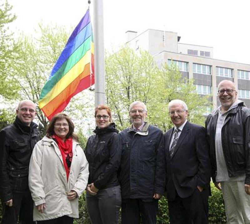 À l'occasion de la Journée contre l'homophobie qui se tiendra demain, la Ville de Saint-Hyacinthe a hissé, lundi, le drapeau arc-en-ciel, symbole de la communauté LGBT (Lesbiennes, gais, bisexuels et transgenres) pour montrer son soutien à la lutte contre l'homophobie. Parmi les personnes qui s'étaient déplacées pour le lever du drapeau, étaient présents Alexandre Houle, intervenant chez Jeunes Adultes Gai-e-s (JAG); Hélène Lussier, présidente du conseil d'administration du JAG; Geneviève Lapalm