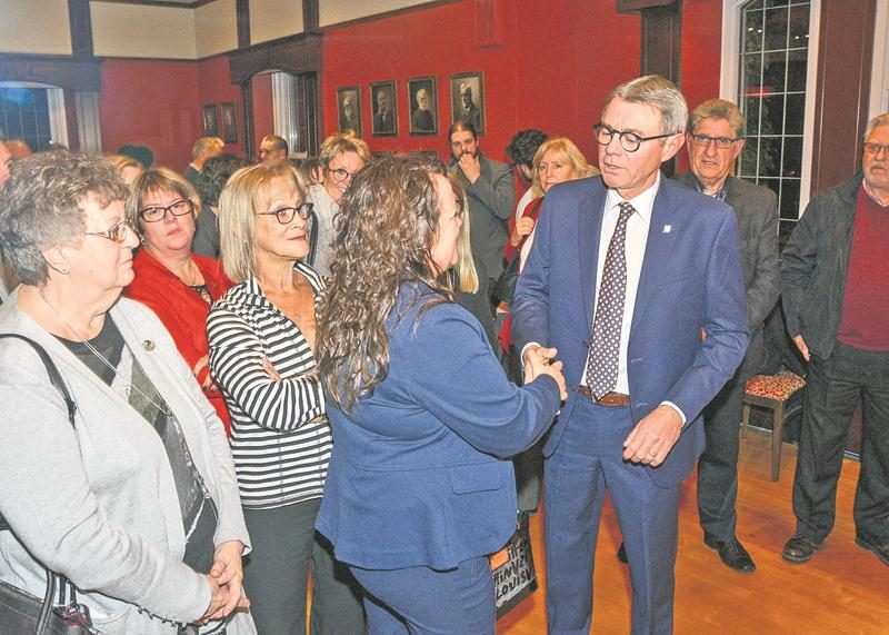 Une poignée de main polie entre Claude Corbeil et Chantal Goulet peu de temps après le verdict final. Photo François Larivière - Le Courrier