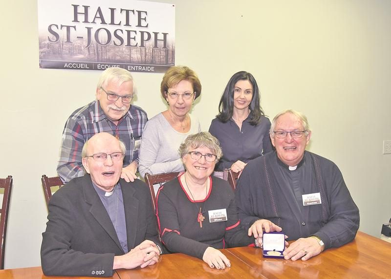 Depuis l’ouverture en octobre, l’équipe de la Halte St-Joseph de Saint-Hyacinthe a reçu la médaille du mérite diocésain. Sur la photo, debout : le coordonnateur Marc Benoit, la conseillère municipale Sylvie Adam et la députée Chantal Soucy. Assis : Mgr François Lapierre, l’animatrice de pastorale Diane Daneau et le chanoine Gaston Giguère. Photo François Larivière | Le Courrier ©