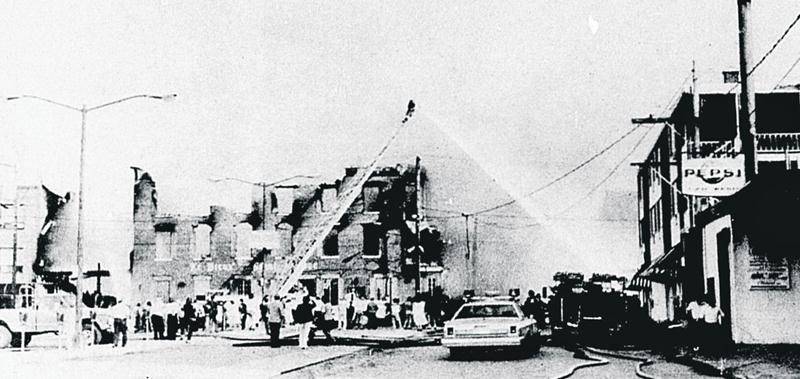 L’une des photos de l’incendie publiées dans les pages du COURRIER en 1981. Photo Raymond Bélanger | Archives Le Courrier ©