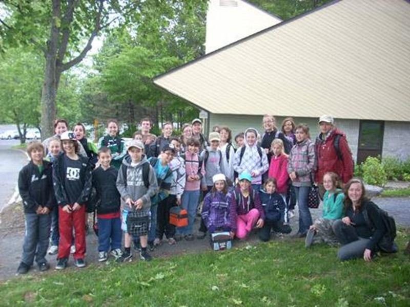 Une trentaine d’élèves de l’école St-Pierre de Saint-Valérien-de-Milton ont profité d’une visite récréoéducative dans le parc national du Mont Saint-Bruno, le 2 juin, dans le cadre du programme À l’école de la nature. En participant à une activité de découverte animée par un garde-parc naturaliste et à une activité de découverte autoguidée, les élèves ont pu bénéficier d’un enseignement concret en plein cœur de paysages à couper le souffle. Le programme, développé par la Fondation québécoise en