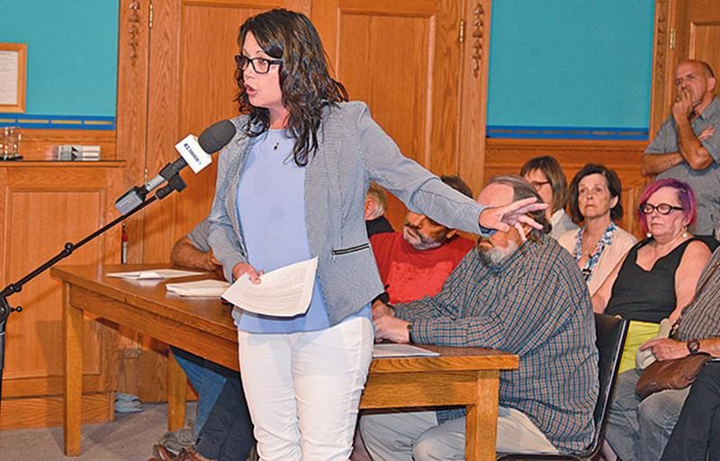 Linda Roy s’est adressée au conseil au nom des autres propriétaires du boulevard Laframboise qui contestent la note qu’ils ont reçue pour les travaux d’infrastructures de 2015.  Photo François Larivière | Le Courrier ©