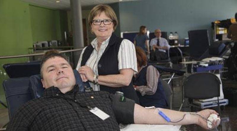 Le 23 avril avait lieu la collecte de sang annuelle d’Intact Assurance à Saint-Hyacinthe. Au total, 124 employés ont répondu à l’appel (l'objectif était de 120 donneurs) et ainsi démontré qu'ils peuvent faire une différence. Comme chaque don de sang permet de sauver jusqu’à quatre vies, ce beau partage permettra d’en sauver 496. Sur la photo, Luc Pouliot (45 e don), d'Intact Assurance; et Diane St-Amand, d'Héma-Québec.