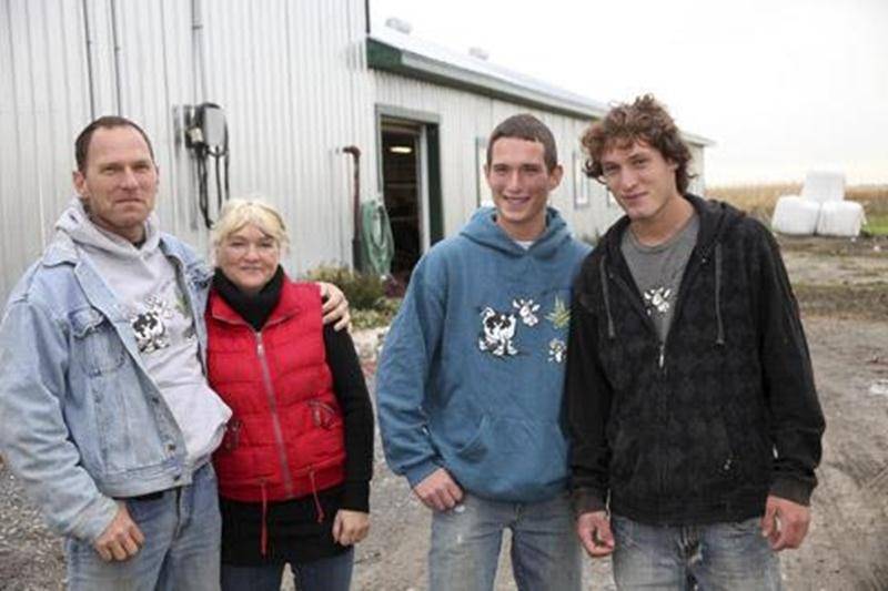 Marco Casavant et sa conjointe Chantal Plourde accompagnés de leurs deux fils Kevin et Maxime.