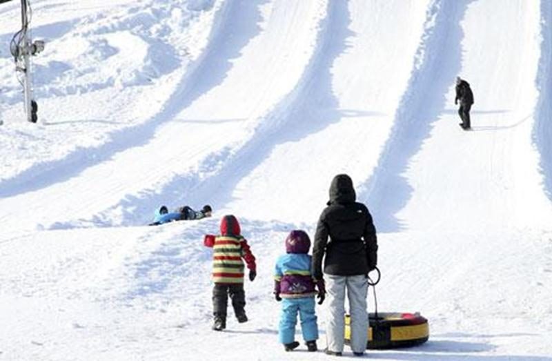 Au Parc Les Salines, des sportifs ont profité des quelques flocons tombés à la fin décembre pour pratiquer leur activité hivernale favorite.