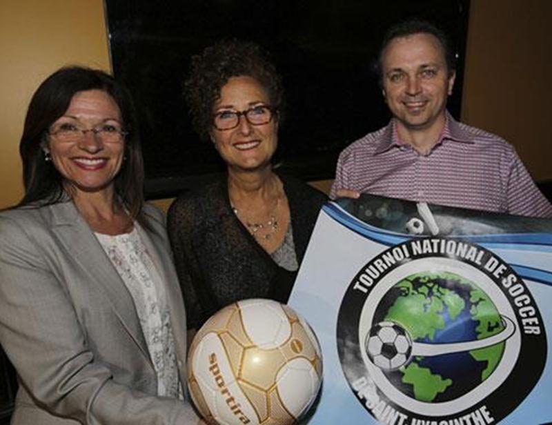 Sur la photo, la présidente du tournoi, Louise Arpin, en compagnie de la présidente d'honneur, Johanne Brabant, et de Patrick Cordeau, président des Loisirs Saint-Joseph.
