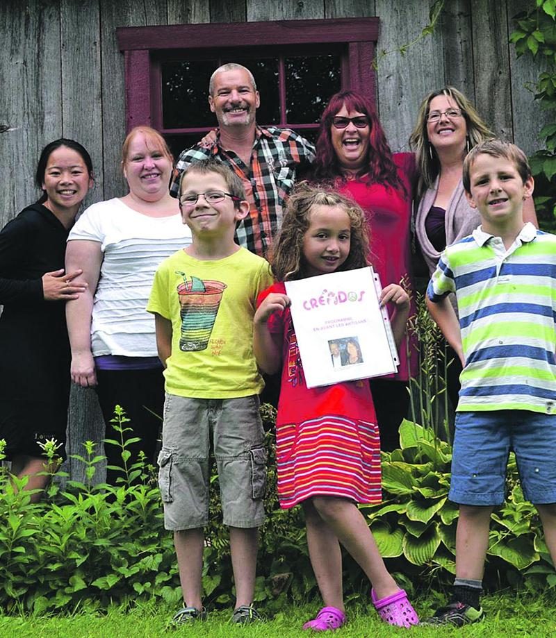 Gabrielle Gravel, en charge du site et des photos, Caroline Leblanc adjointe, Serge Gauthier, membre artisan-fondateur, Nathalie Nadeau, directrice et fondatrice, Nathalie Desmarais, membre-artisan, ainsi que les petits Créados, Charlot, Sophia et Noa.