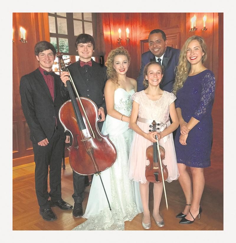Gregory Charles pose avec quelques-uns de ses virtuoses : Jérôme Chiasson, Noël Campbell (qui sera à Saint-Hyacinthe), Marie-Pier Simard Gagnon, Laurianne Houde (qui sera à Saint-Hyacinthe) et Marjorie Bourque (qui sera à Saint-Hyacinthe). Photo Denis Laramée