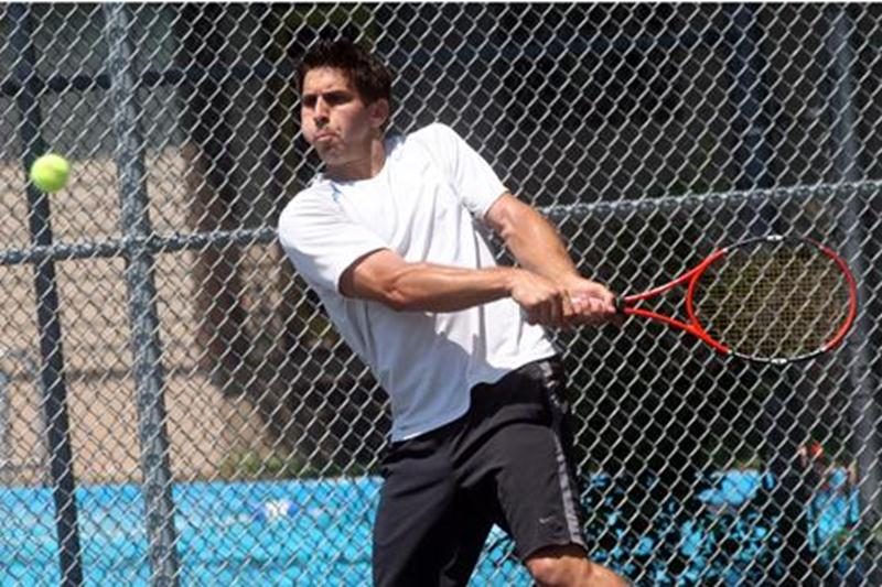 Le Club de tennis maskoutain organisait, du 26 juin au 3 juillet, un tournoi de tennis régional ouvert à tous, au complexe de tennis SFGD. Dans la catégorie masculin A, Maxime Loiselle (photo) a largement dominé ses adversaires pour finalement l'emporter 6-0, 6-1 contre Pascal Demers. En double masculin A, Jacques Sylvestre et Martin Hétu sont venus à bout de Francis Normandin et Denis Dumas en finale, au compte de 7-6, 3-6 et 6-3. Chez les dames, la classe B a couronné Édith St-Jean à la suite