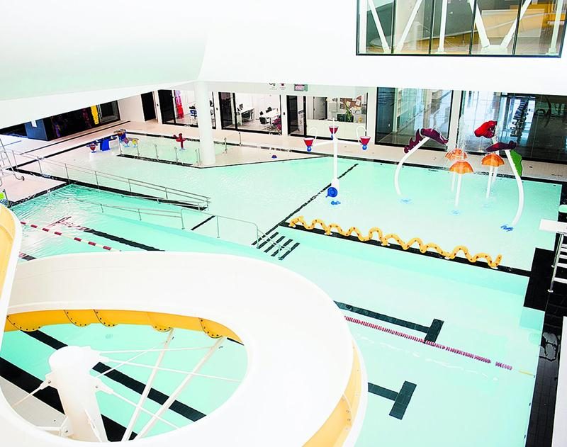 En plus d’avoir intenté une poursuite de 675 000 $ à l’endroit des concepteurs du centre aquatique, la Ville est aussi impliquée dans une poursuite de 600 000 $ logée par la tutrice d’une adolescente qui s’est blessée en s’y baignant. Photothèque | Le Courrier ©
