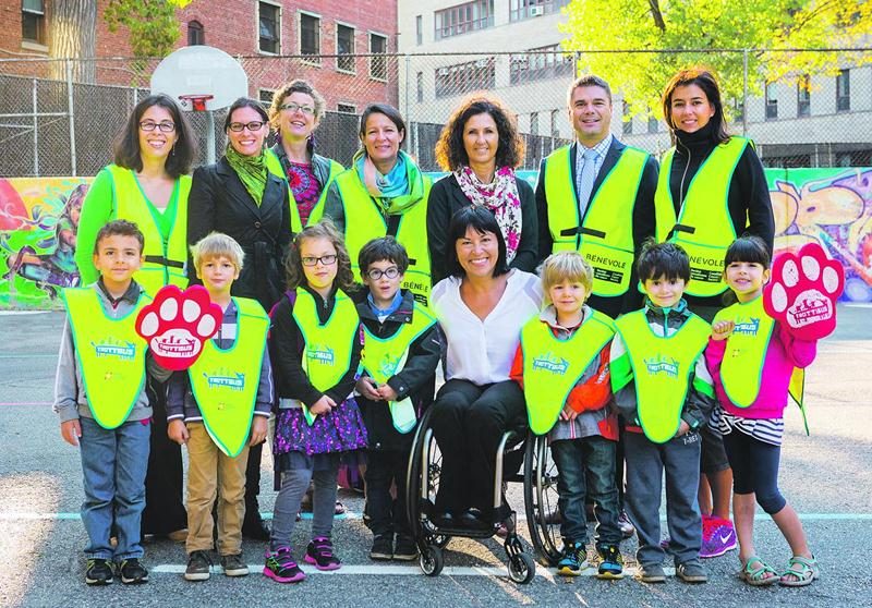 Le Trottibus qui encourage l’utilisation du transport actif aux enfants du primaire, sera ­désormais déployé au Québec et ailleurs au pays. Pour souligner cette nouvelle, des écoliers et le directeur de l’école Saint-Germain d’Outremont, des bénévoles du Trottibus et des représentants de la Société canadienne du cancer prennent la pose autour de Chantal Petitclerc, ambassadrice du Trottibus.