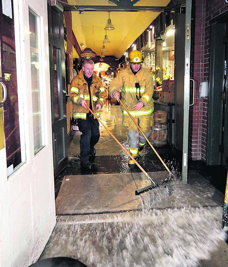 Une dizaine de pompiers sont intervenus pour évacuer l’eau qui s’accumulait dans l’allée du Marché public. Photo Robert Gosselin | Le Courrier ©