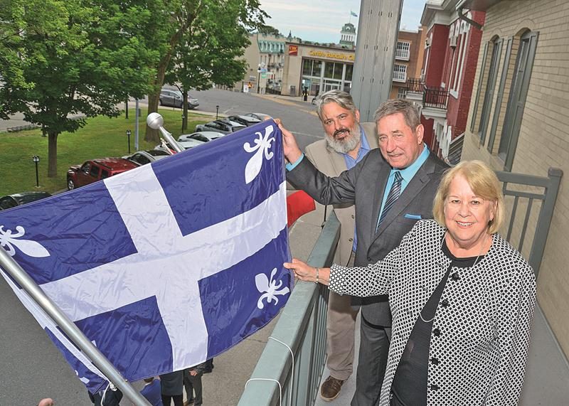 Une plaque commémorative à l’intention des passants a été fixée au muret de la façade, sous le drapeau de Carillon flottant quelques mètres plus haut. Photo François Larivière | Le Courrier ©