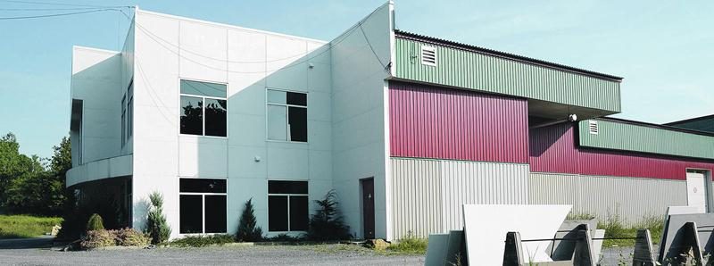 La bâtisse industrielle où faisait affaire l’entreprise Stratech à Saint-Dominique vient d’être vendue à la Ferme Bunny.  Photo François Larivière | Le Courrier ©