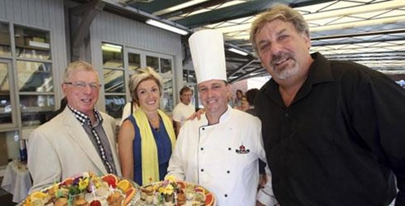 Dans l'ordre habituel, Claude Marchesseault, président du Rendez-vous des papilles, Marie-Claude Lapointe, du Service des loisirs, Christian Mazé, chef au restaurant Le Parvis, et le président d'honneur du souper gastronomique, Mario de Tilly.