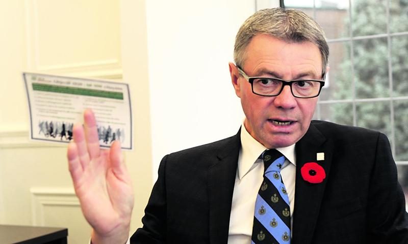 Le maire de Saint-Hyacinthe, Caude Corbeil, tenant sa nouvelle carte de visite : un carton déclinant les 12 axes qui orientent les actions de son conseil. Photo Robert Gosselin | Le Courrier ©