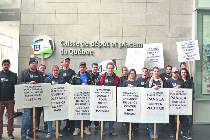 Plusieurs membres de l’Association de la relève agricole de Saint-Hyacinthe se sont joints le 3 mai à une manifestation de la Fédération de la relève agricole du Québec au siège social de la Caisse de dépôt et placement du Québec.