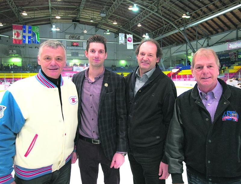 L’entraîneur adjoint du Canadien de Montréal Clément Jodoin, qui a déjà résidé à Saint-Hyacinthe, a passé une bonne partie de la journée du 3 janvier dans les arénas maskoutains. Était-il à la recherche du prochain Brendan Gallagher? On le voit ici en compagnie des présidents d’honneur Jean-Philip et Yvon Pinsonneault, ainsi qu’avec le président du tournoi, Lucien Beauregard, un ami d’enfance.  Photo Robert Gosselin | Le Courrier ©
