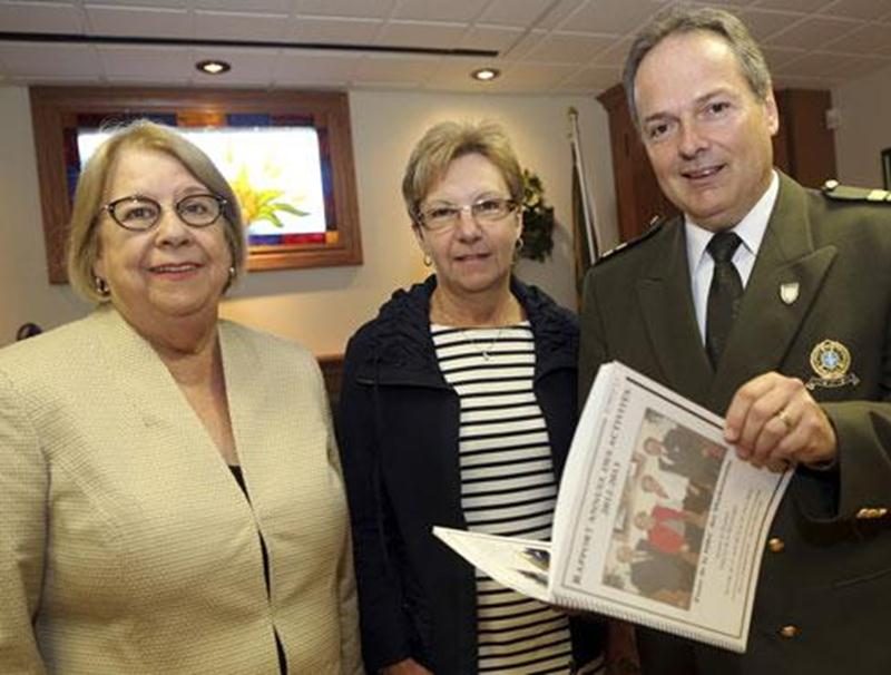 Francine Morin, préfète de la MRC des Maskoutains, Sylvie Adam, du Comité de la sécurité publique avec le capitaine Gilles Dubé, directeur du poste de la MRC des Maskoutains de la SQ.