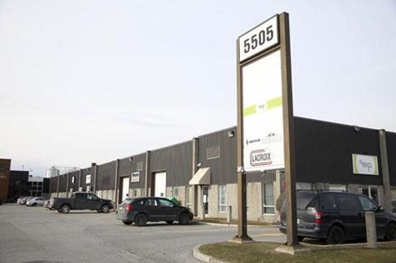 L'entreprise maskoutaine Les viandes Lacroix est en mode expansion. Une usine sera implantée dans le parc industriel Olivier-Chalifoux. L'entreprise est spécialisée dans la préparation de brochettes assaisonnées et de viande pour la fondue chinoise. Selon nos informations, la future construction devrait représenter un investissement de l'ordre de 5 M$. L'entrepreneur qui a été choisi pour bâtir l'édifice est Thomas Construction de Montréal. Fondée en 1989, le siège social de l'entreprise est sit