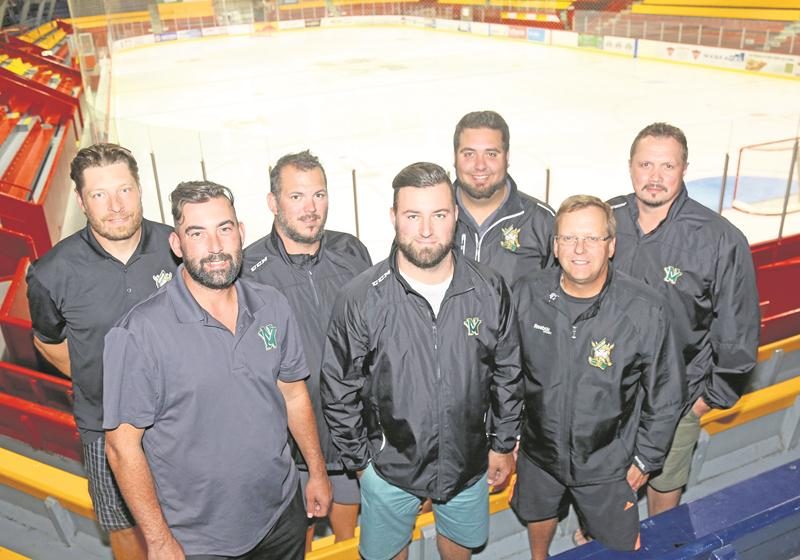 Sur la photo, Kevin Bergin (entraîneur adjoint midget AAA), Sébastien Smith (entraîneur-chef bantam AAA relève), Dominic Lapensée (entraîneur-chef midget espoir), Karl Préfontaine (entraîneur-chef bantam AAA), Marc-André Ronda (entraîneur-chef midget AAA et entraîneur-cadre de la structure des Gaulois), Richard Germain (directeur administratif) et Pascal Trépanier (entraîneur adjoint midget AAA). Photo Robert Gosselin | Le Courrier ©