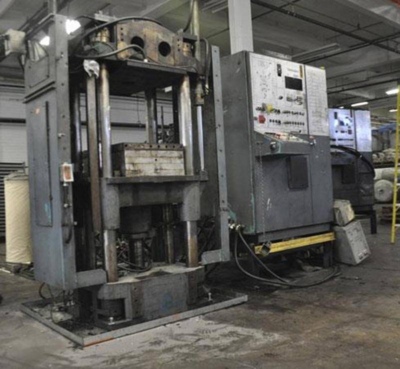 Les nouvelles presses à injection en provenance de Kitchener permetteront à l'usine d'Acton Vale de produire elle-même les semelles pour bottes de pompier.