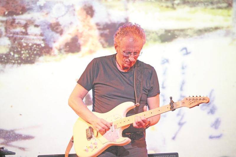 Sur scène, Michel Cusson sera seul avec ses guitares, ses pédales et une projection des images qui l’ont inspiré. Photo Olivier Dénommée