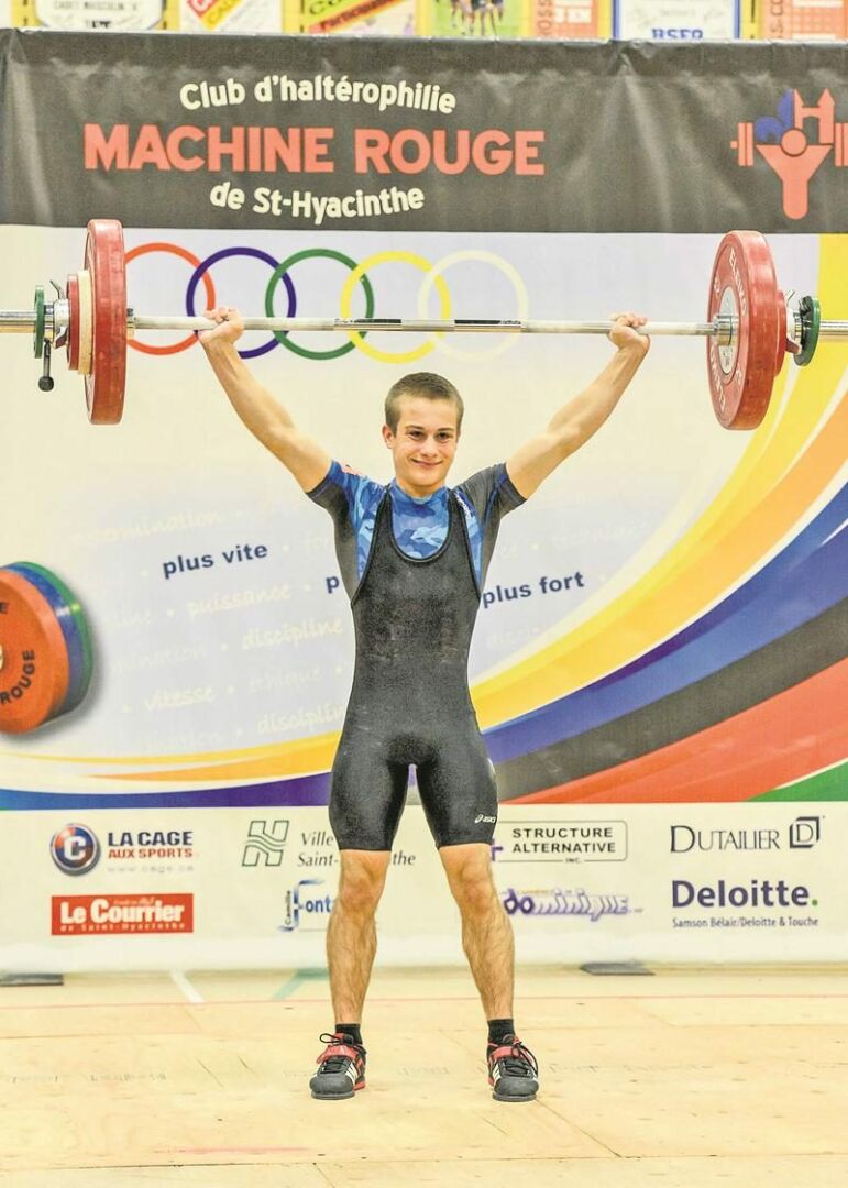 Youri Simard a battu le record québécois junior à l’épaulé-jeté chez les 56 kg, en plus d’améliorer celui qu’il détenait déjà au total. Photo François Larivière | Le Courrier ©
