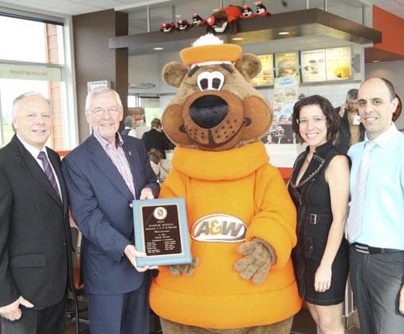 Les amateurs de burger seront comblés puisque le restaurant A&W de Saint-Hyacinthe a procédé à son ouverture officielle le 10 juin. Le maire Claude Bernier ainsi que l'équipe de direction se sont réunis au complexe des Rendez-vous Marchands pour inaugurer la franchise qui compte 35 employés. Dans l'ordre habituel: le président Jean-Guy Dubé, le maire de Saint-Hyacinthe Claude Bernier, la directrice des opérations Évelyne Lacharité et le directeur du développement Stéphane Dubé.