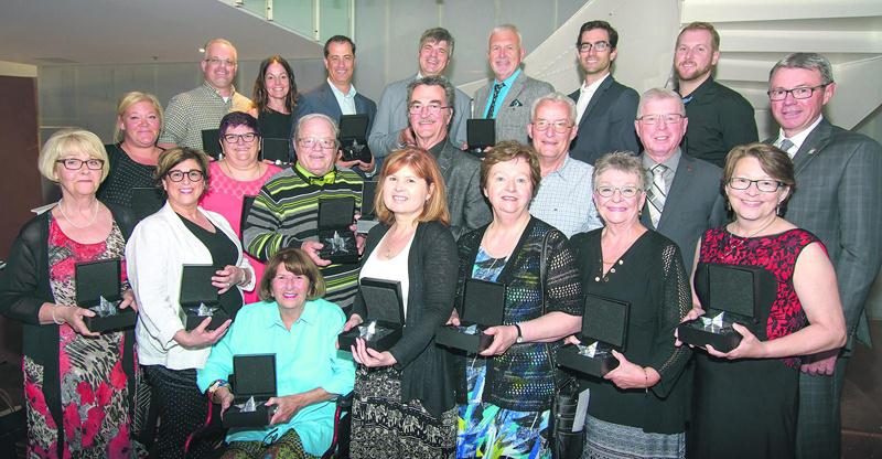 Sur la photo, de gauche à droite, 1re rangée : Lise Perron Corbeil (district Sainte-Rosalie), Josée Daudelin (Prix du bénévolat en loisir et en sport Dollard-Morin 2015), Huguette Corbeil (Prix Hommage Bénévolat-Québec 2016), Linda Isabelle (employée municipale), Béatrice Demers (district Saint-Thomas-d’Aquin), Cécile Baillargeon (Prix Hommage Bénévolat-Québec 2016, Comptoir-Partage La Mie) et Carole Gagnon (district Cascades). Deuxième rangée : Marie-Claude Champagne (Organisme, Les Loisirs Sai