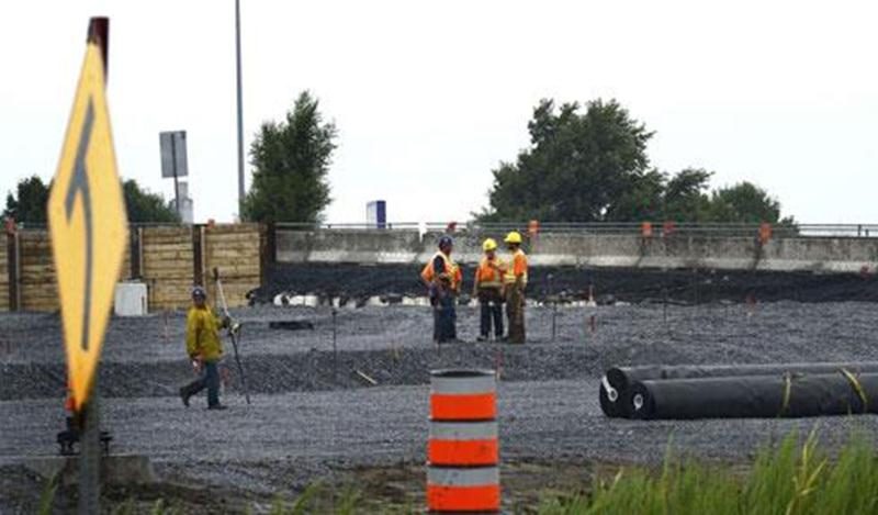 La première phase du projet de remplacement du pont d'étagement Laframboise, sur l'autoroute 20 à Saint-Hyacinthe, progresse selon l'échéancier qui a été établi, fait savoir le ministère des Transports du Québec (MTQ). « On respecte tous les délais, ça va bien », a confirmé au COURRIER Isabelle Buisson, conseillère en communications au MTQ pour l'est de la Montérégie. Effectués par la firme Les Entreprises Claude Chagnon en vertu d'un contrat de 17 M$, les travaux vont se poursuivre durant la pé