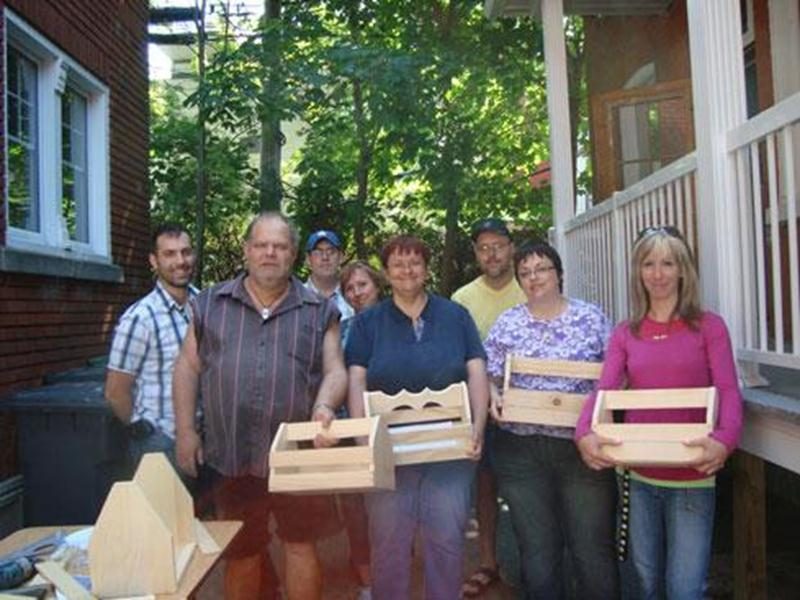 En juin, un enseignant de charpenterie-menuiserie de l’École professionnelle de Saint-Hyacinthe a réalisé un atelier de menuiserie au centre de santé psychosocial Élan Demain. L’activité avait pour but d’améliorer les conditions de vie des personnes vivant un problème de santé en offrant un atelier de formation de menuiserie. L’activité a permis d’initier les personnes à la manipulation d’outils et à la réalisation d’assemblages. Élan Demain est un centre de soutien qui a comme mission d’aider à