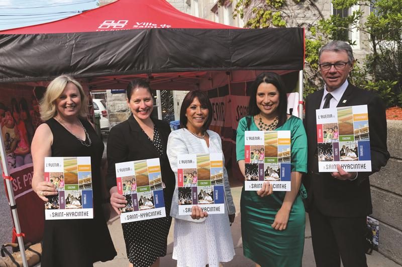 Pour mener à bien la campagne « L’avenir à Saint-Hyacinthe », le maire Claude Corbeil pourra compter sur l’appui de Chantal Morasse, directrice générale adjointe d’Espace Carrière, Brigitte Massé, directrice des communications à la Ville, Ana Luisa Iturriaga, directrice générale de Forum 2020 et Lizette Florès, directrice générale de la Maison de la Famille des Maskoutains. Photo Robert Gosselin | Le Courrier ©