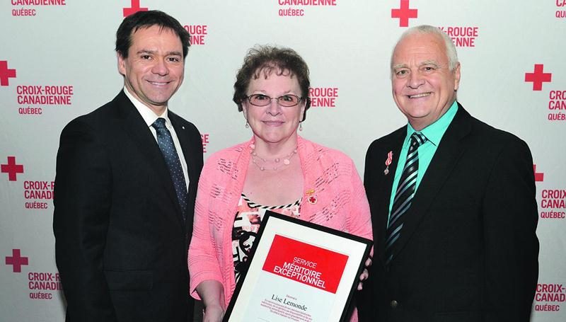De gauche à droite : Michel Léveillé, Directeur général de la Croix-Rouge au Québec, Lise Lemonde, bénévole Croix-Rouge à Saint-Hyacinthe et Jean-Claude Bellavance, président du Conseil du Québec de la Croix-Rouge.
