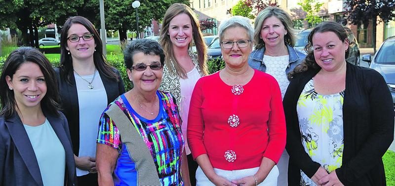 Sur la photo on aperçoit les membres du comité organisateur pour la 12e édition. À l’avant, de gauche à droite : Stéphanie Destrempes, Ginette Comtois, Sylvie Chagnon, présidente d’honneur, et Emmanuelle Aubry, agente de développement à la Société canadienne du cancer. À l’arrière, dans le même ordre : Geneviève Lambert, Jocelyne Deslandes et Marie-Joëlle Savary. Absentes sur la photo : Louise Beauregard et Anik Larivière. Photo Robert Gosselin | Le Courrier ©