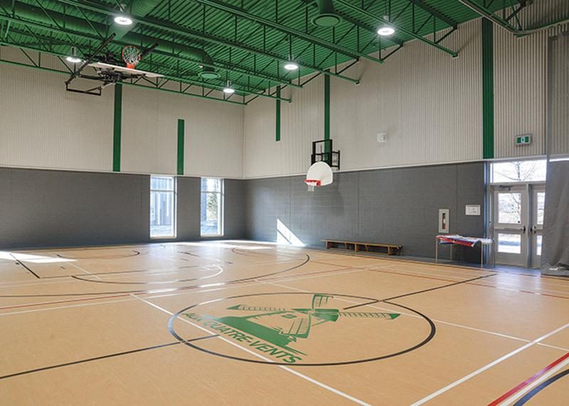 La fierté de la nouvelle école de Saint-Barnabé réside dans son gymnase, un petit joyau pour une école de seulement quatre classes où le basketball est l’activité de prédilection. Photo François Larivière | Le Courrier ©