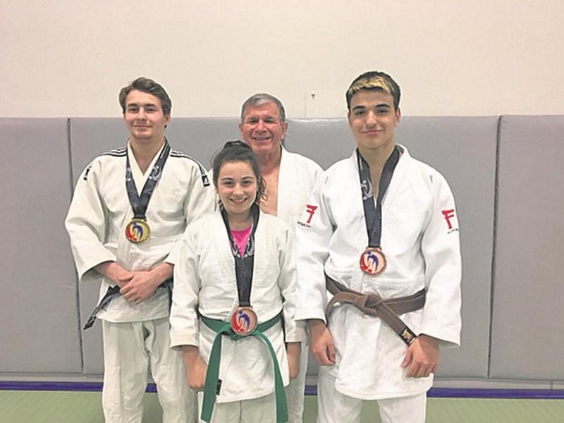 Les médaillés du Club de judo de Saint-Hyacinthe au championnat provincial, Benjamin Daviau, Marguerite Champagne et Félix Archambault, en compagnie de l’entraîneur Louis Graveline. (Absent : Jérémie Poirier) Photo Courtoisie