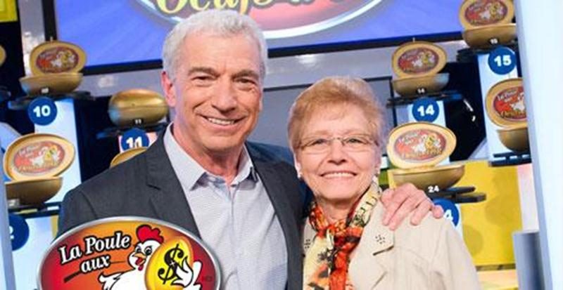 Lors de l’émission La Poule aux oeufs d’or, diffusée le mercredi 28 mai, Claire Harpin, de Saint-Hyacinthe, a mis la main sur un lot de 39 000 $. Sur la photo, l’heureuse gagnante est accompagnée de l’animateur Guy Mongrain.