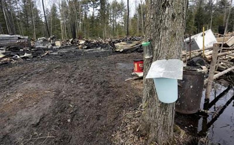 L'incendie a complètement détruit la cabane à sucre, qui est une perte totale.