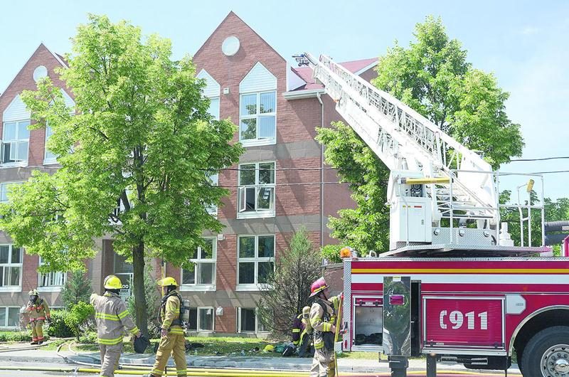Peu visible de l’extérieur, l’incendie a malgré tout laissé sa marque de façon considérable dans cet immeuble à logements de la rue Boullé alors que les dommages sont évalués à plus de 300 000 $. Photo François Larivière | Le Courrier ©