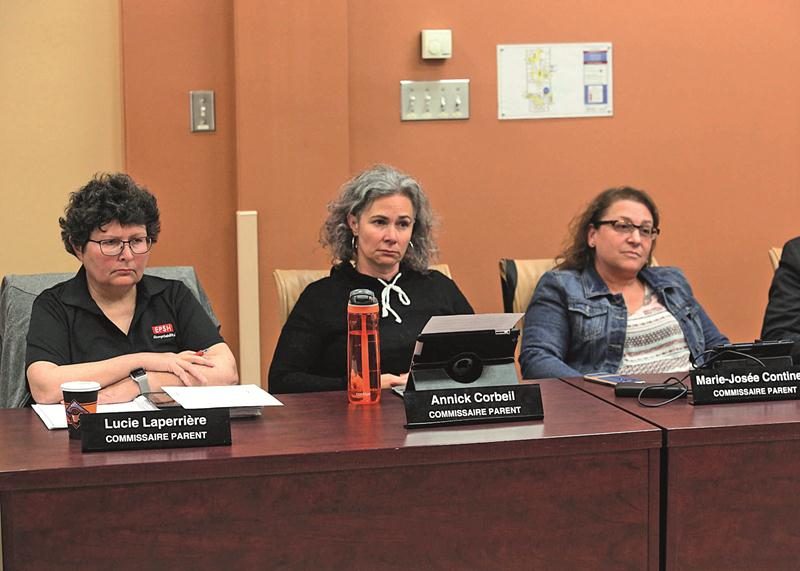 Les commissaires représentant le comité de parents paraissaient bien isolés ce mardi face à la majorité du conseil. Photo Robert Gosselin | Le Courrier ©