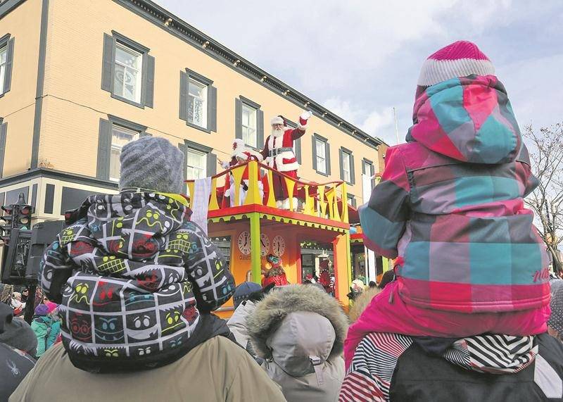 10 000 personnes bravent le froid pour le défilé de Noël