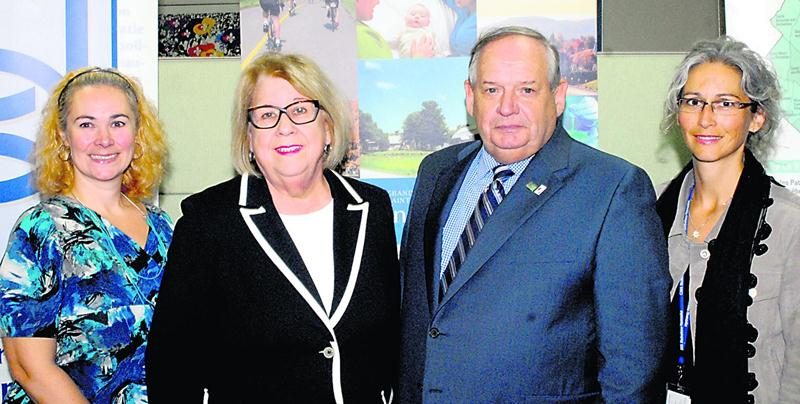 Annick Corbeil, présidente de la CDC des Maskoutains, Francine Morin, préfet de la MRC, Michel Picotte, président de la CRÉ Montérégie Est et Maryse Hébert, directrice de programmes au CSSS Richelieu-Yamaska, ont pris part au dévoilement des retenus par l’Alliance.  Photo Martin Grenier | Le Courrier ©